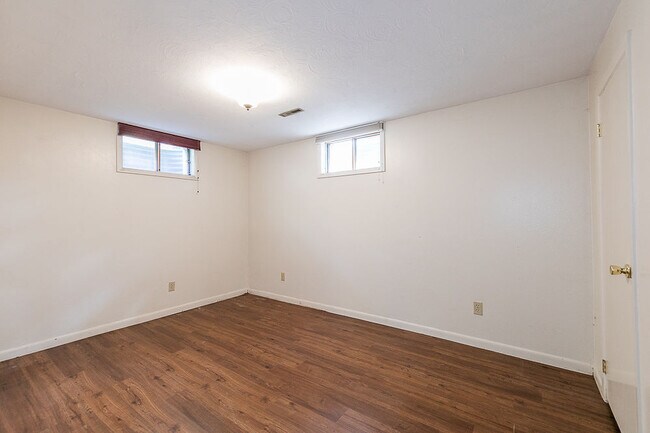 Building Photo - 7420 Webster St