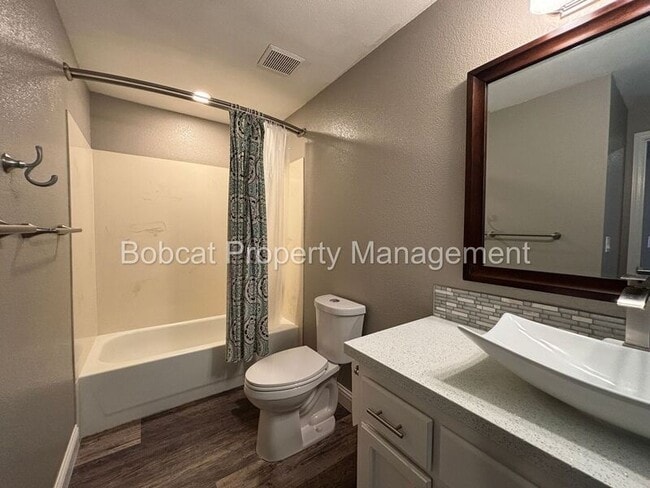 Building Photo - 2066 Southridge Ct