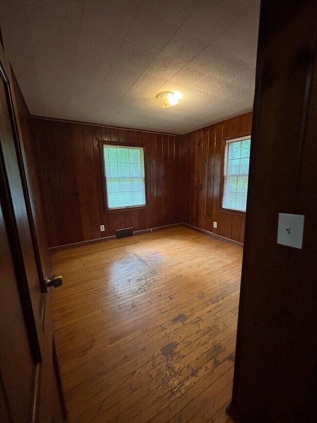 Building Photo - 3 Bedroom 1 Bath Home For Rent