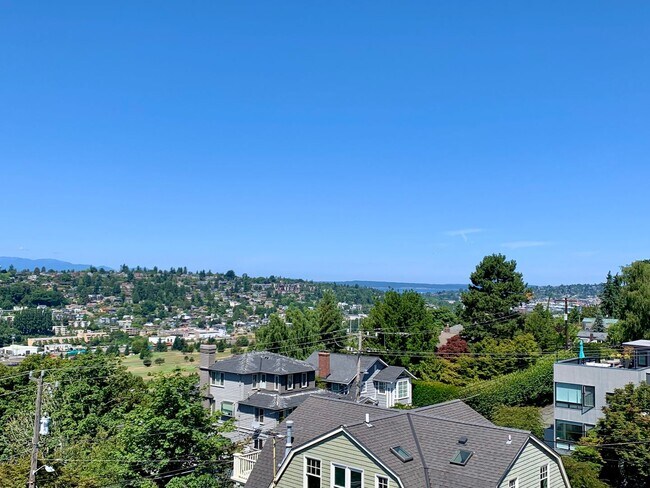 Building Photo - Queen Anne Home