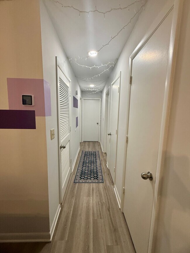 Building Photo - Fully Furnished Condo with community pool