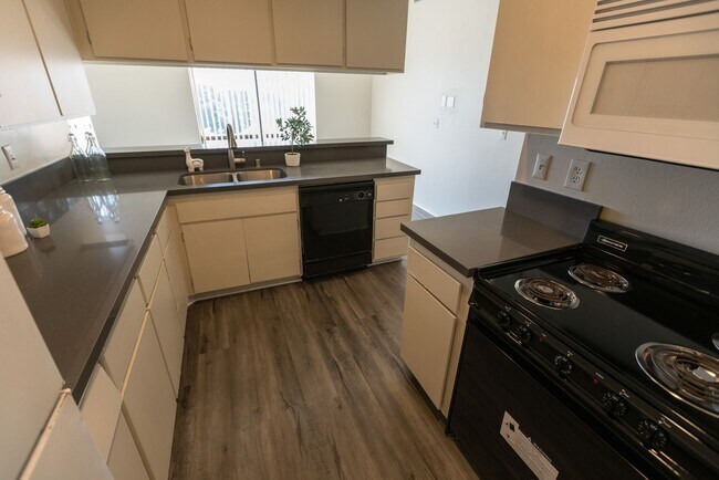 Interior Photo - 747 Gayley Ave
