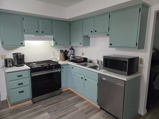 Building Photo - 3025 Shalimar Cir