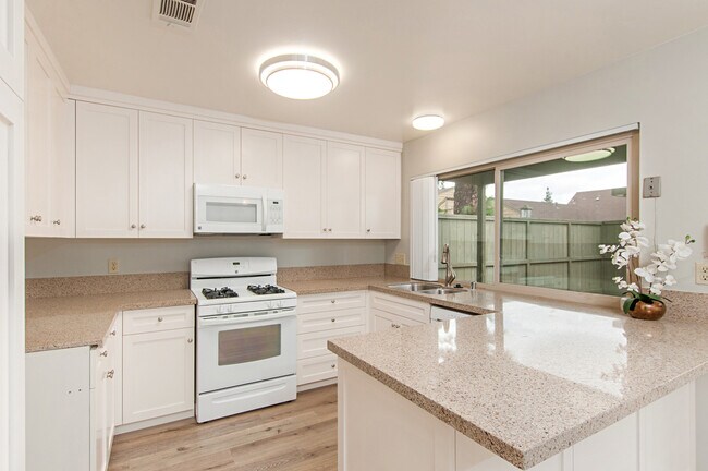 Building Photo - 3 Bedroom, 2 Bath 1374sf Detached condo in...