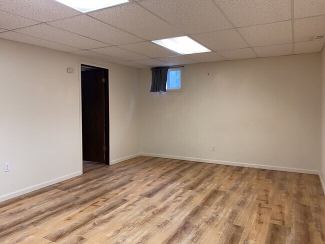 Building Photo - Spacious West-Side Tri-Level Home