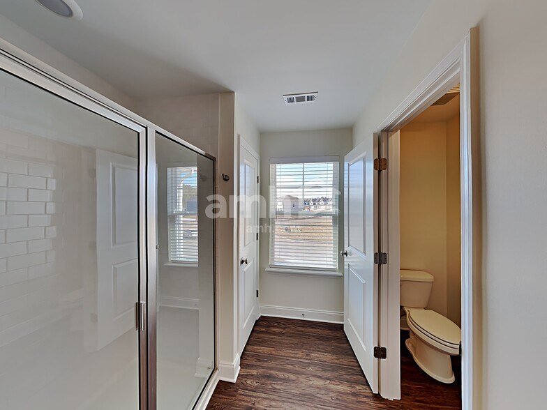 Building Photo - 2117 Overlake Cir