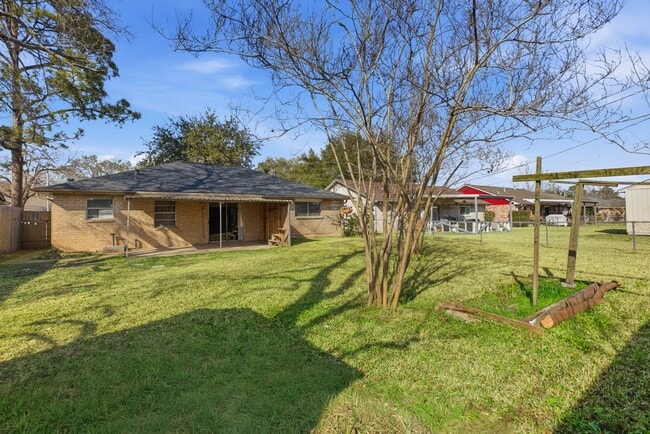 Building Photo - 13627 Greenway Dr