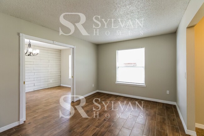 Building Photo - Gorgeous 3BR 2BA home with nice curb appeal