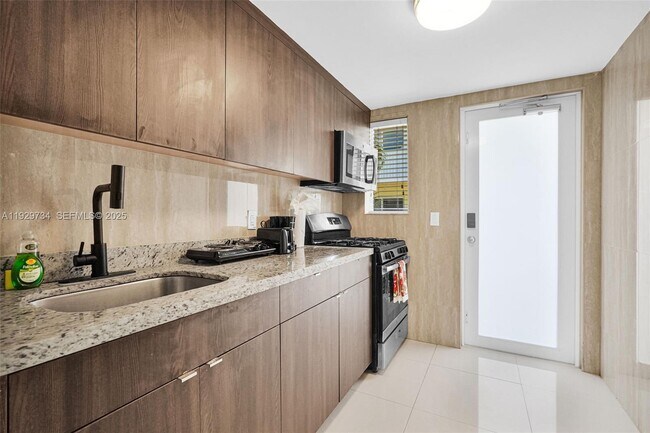 Building Photo - 1025 94th St