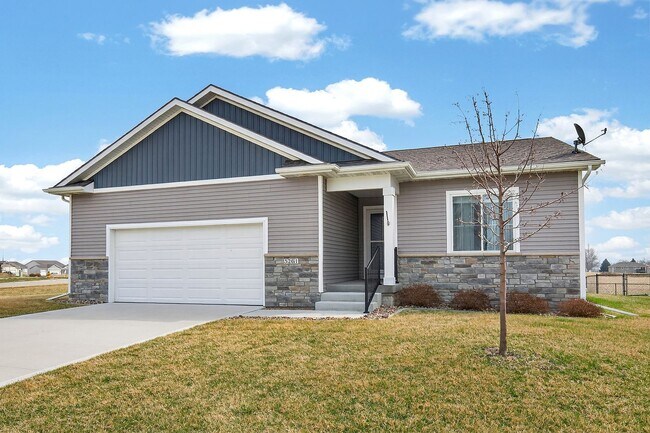 Building Photo - BEAUTIFUL CORNER LOT!! 3 Bedroom, 2 Bathroom Home in Des Moines!