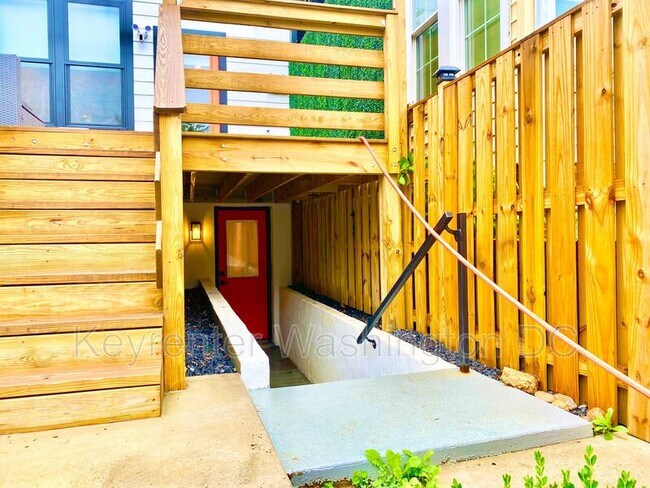 Building Photo - 1618 Gales St NE