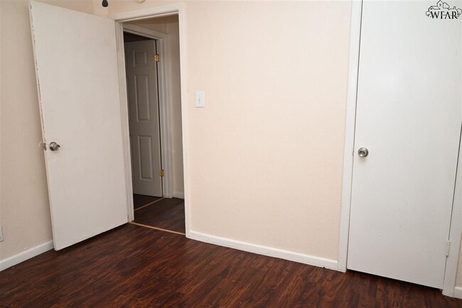 Building Photo - 1421 Harris Ln