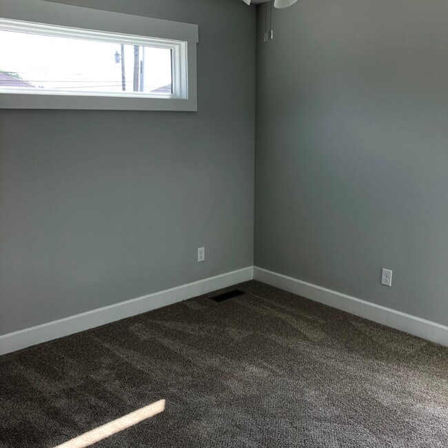 Building Photo - 3 STORY 2BD 2.5 BA APARTMENT WITH UPSTAIRS LOFT THAT OPENS TO BALCONY