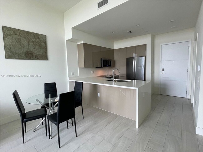 Building Photo - 2000 Metropica Wy