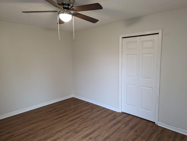 Building Photo - 485 Woodview Dr
