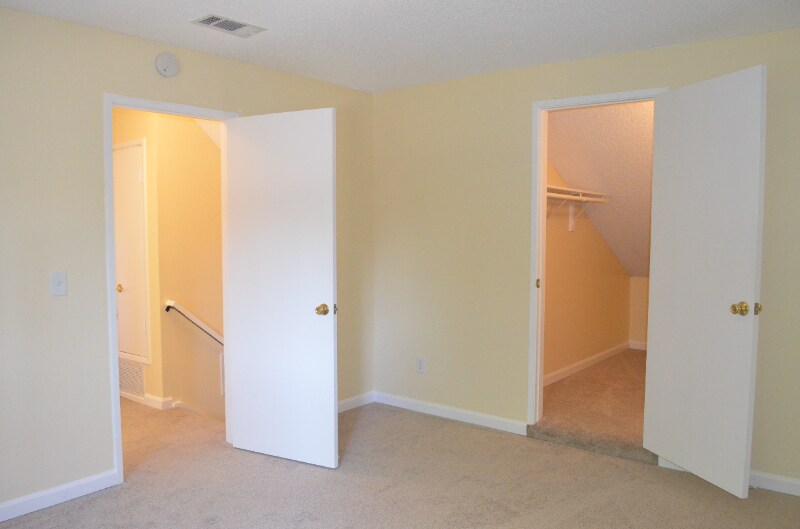 Building Photo - 729 Valley Green Dr