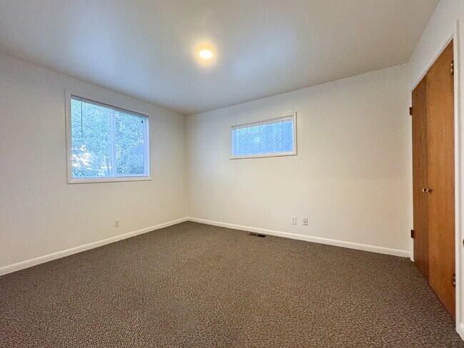 Building Photo - Freshly Updated 4-Bed Retreat Centrally Located in Bellingham