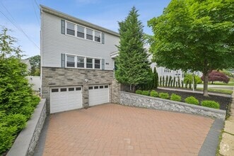 Building Photo - 862 Dewey St