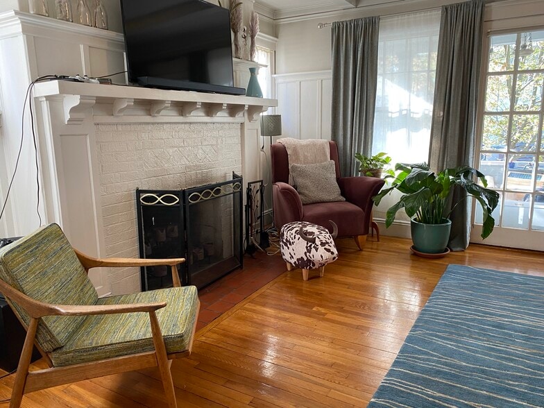 Building Photo - 32 Russell St