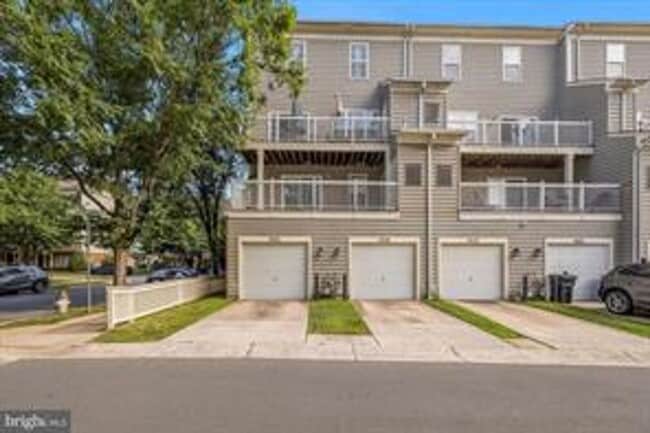 Building Photo - 2 LEVEL CONDO WITH 1 CAR GARAGE, DEN/LOFT ON THE BEDROOM LEVEL, VERY OPEN FLOOR