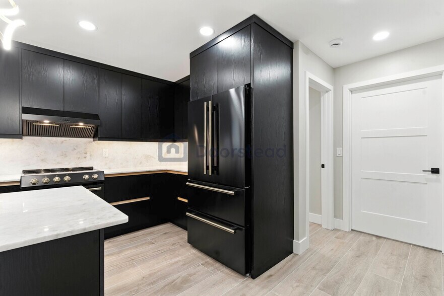 Building Photo - 6886 Tradewind Way