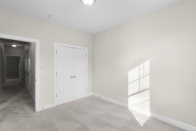 Building Photo - Townhouse For Rent! Rebated Application Fe...