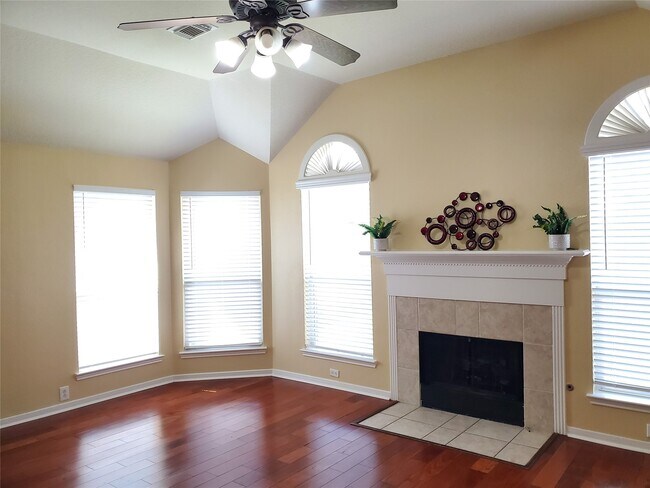 Building Photo - 2502 Suncreek Ln