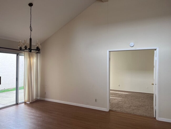 Building Photo - Large 3BR/2BA Townhouse, 2 Car Garage, Was...