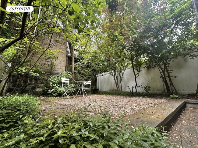 Building Photo - 478 Waverly Ave