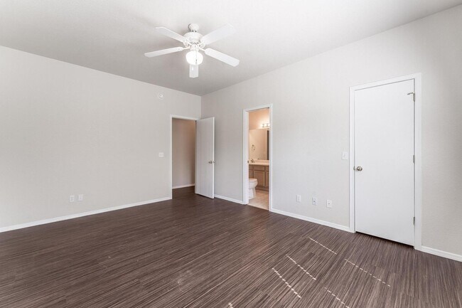 Building Photo - Milliken Duplex