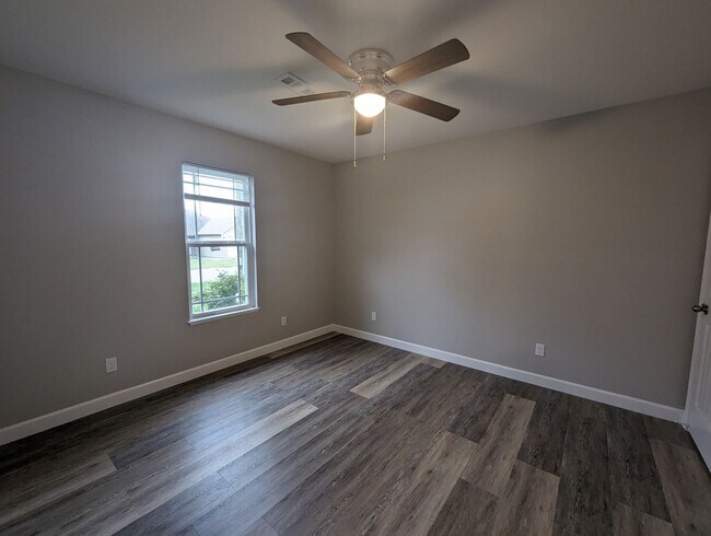Building Photo - 3 Bedroom/2 Bathroom House • Southside