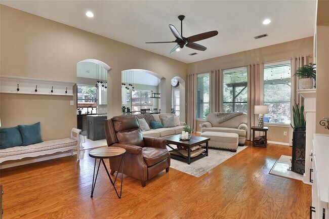 Building Photo - 8414 Green Valley Dr