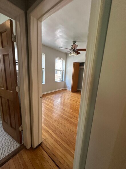 Building Photo - 4237 N Paulina St