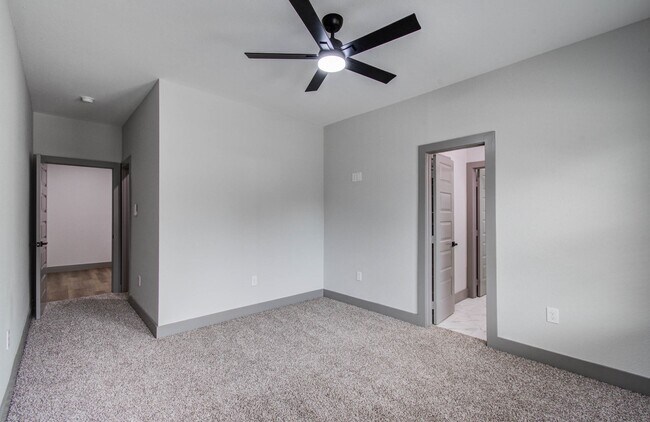 Building Photo - 1065 South Ln