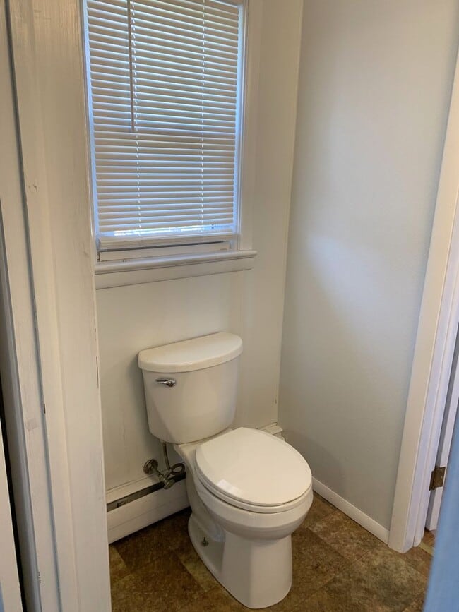 Building Photo - Move-in ready!! Bonus room that could easi...