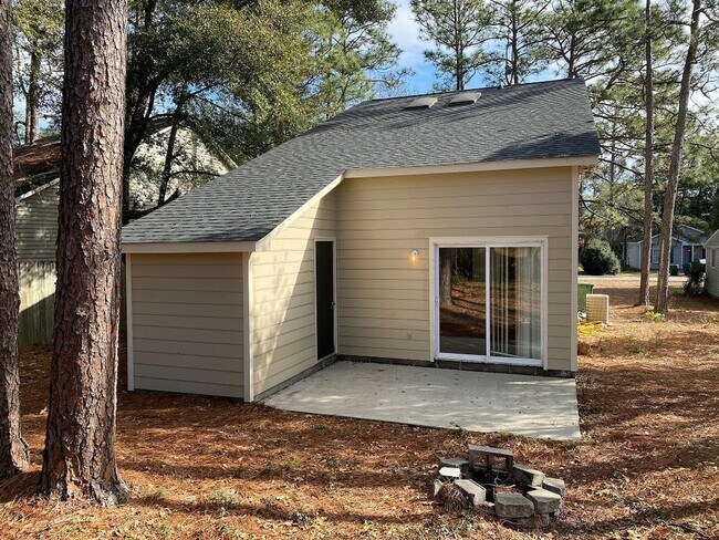 Building Photo - Student Friendly Home 208 Hillsdale Drive