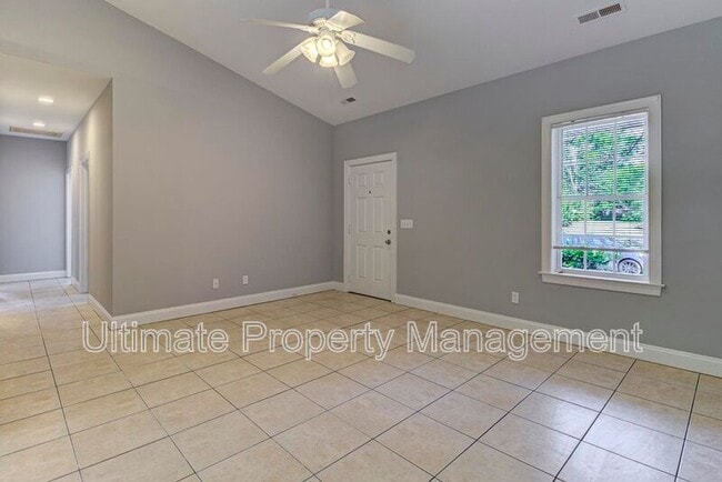 Building Photo - 220-1 Rose Ave