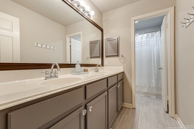 Building Photo - 2026 Thicket Trail Dr