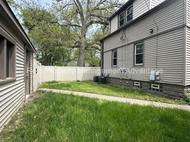 Building Photo - 851 Gardendale.