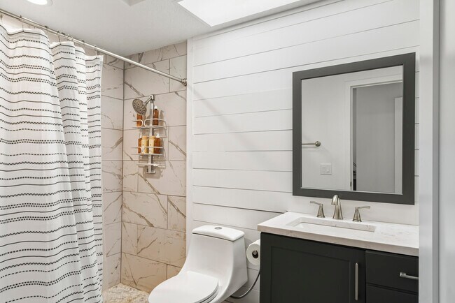 Building Photo - 289 Vista Royale Cir W