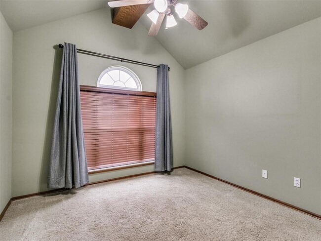 Building Photo - 1001 N Barn Hill Way