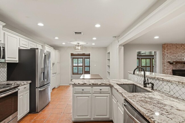 Building Photo - 21 Larkwood Ln