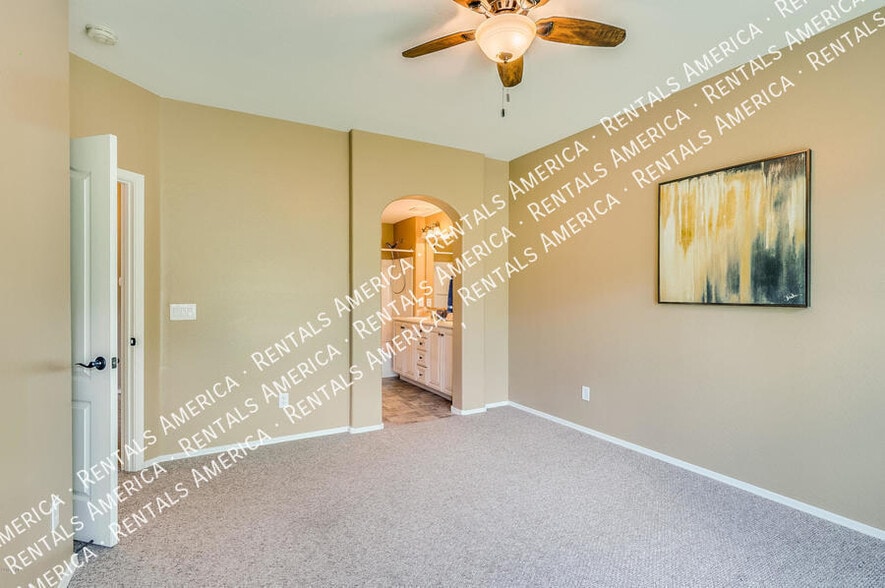 Building Photo - 2727 S Equestrian Dr