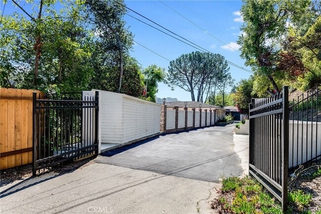 Primary Photo - 1135 N Norman Pl