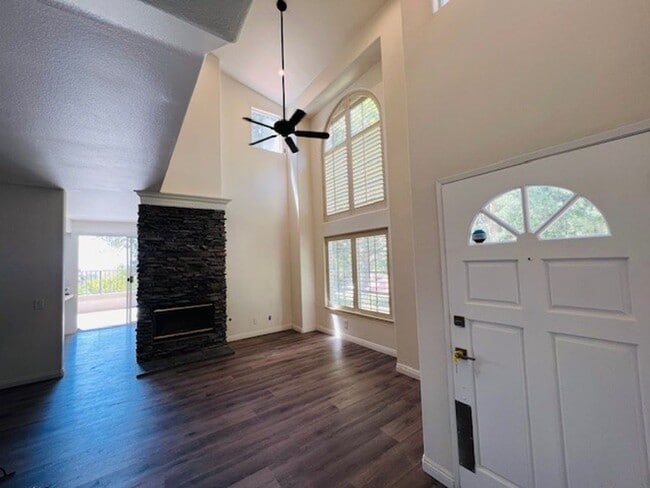 Building Photo - COMPLETELY REMODELED 3 Beds+2.5 Baths 2-st...