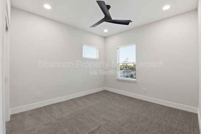 Building Photo - 2204 Lou Ellen Ln