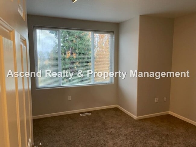 Building Photo - Sexton Crest Townhome Open Floor Plan Gas Fireplace 2 Car Tandem Attached Garage Available Mid March