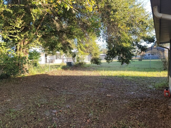 Building Photo - 3 Bedroom 1 Bath available in Marion Oaks