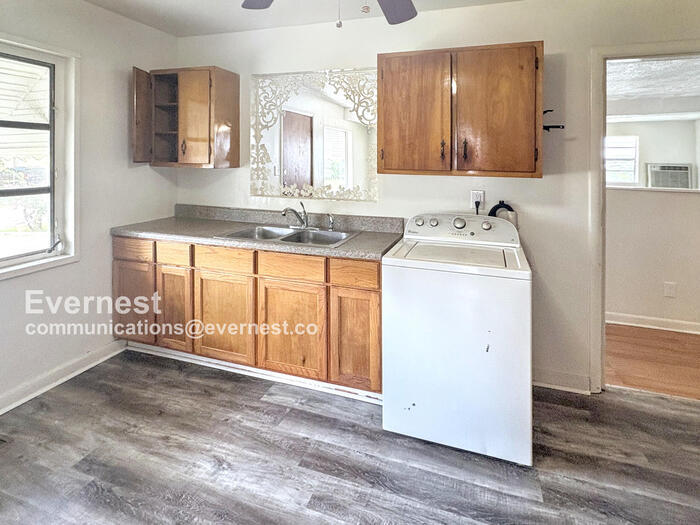 Building Photo - 1549 Elm St SW