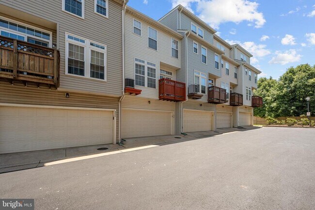 Building Photo - 956 Harrison Cir